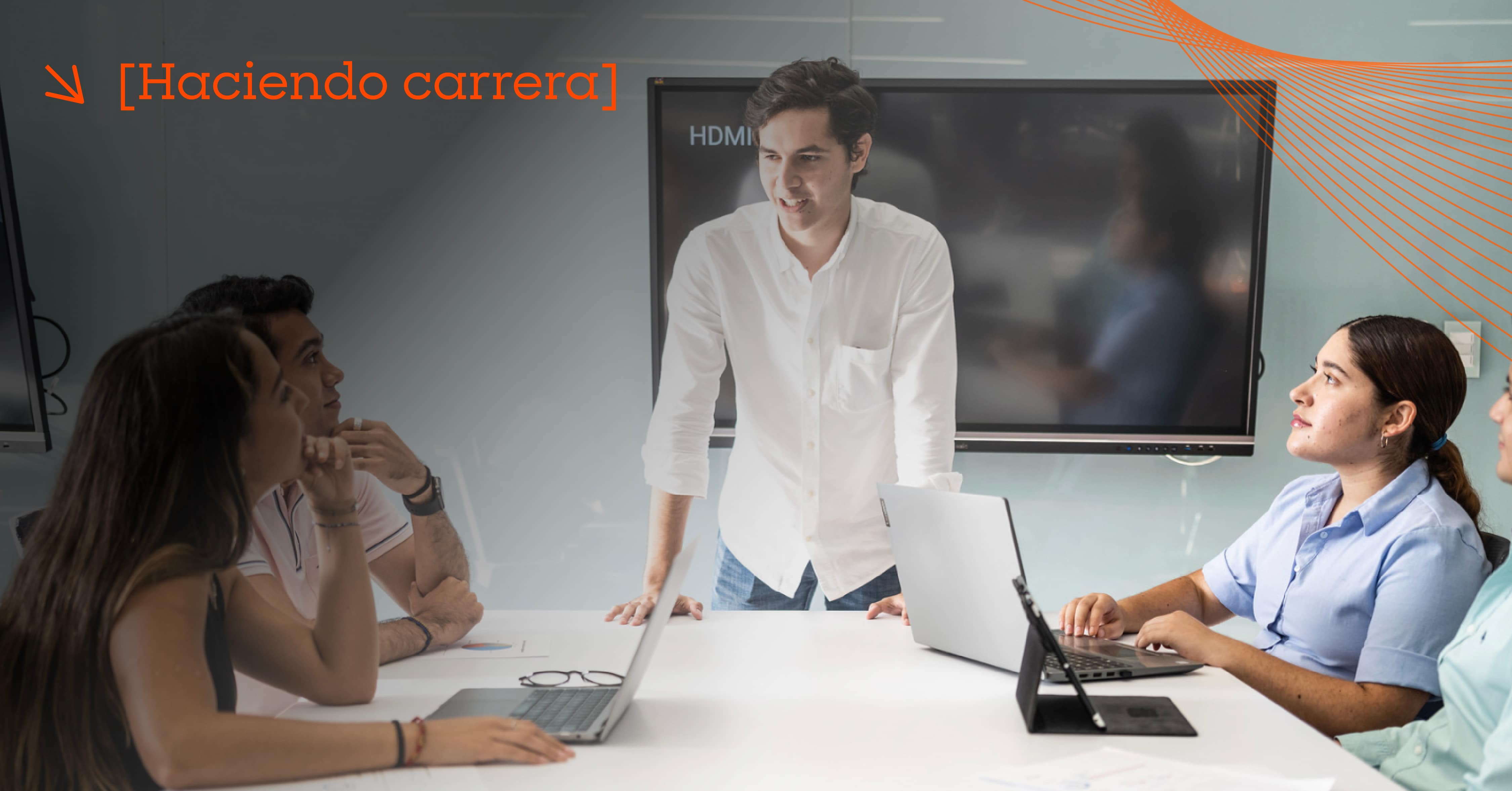 alumnos trabajando en equipo en salon de clases 