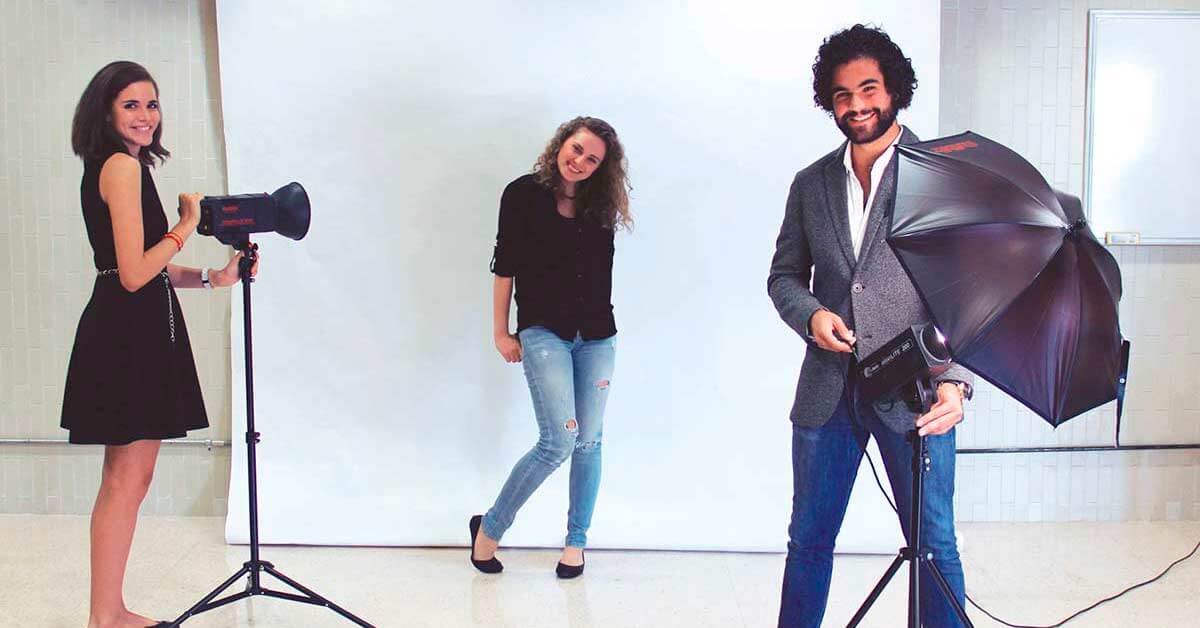 Estudiantes de la Anáhuac en taller de fotografía