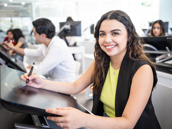 estudiante de la anahuac creando su cv