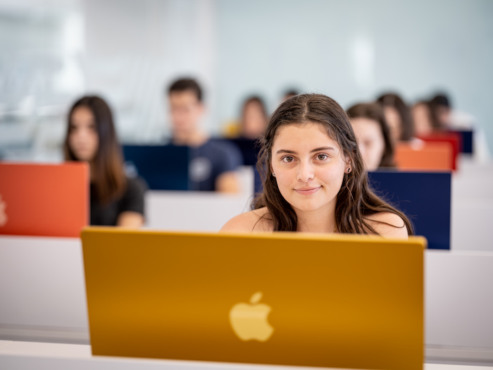 Alumna de la anahuac con computadora