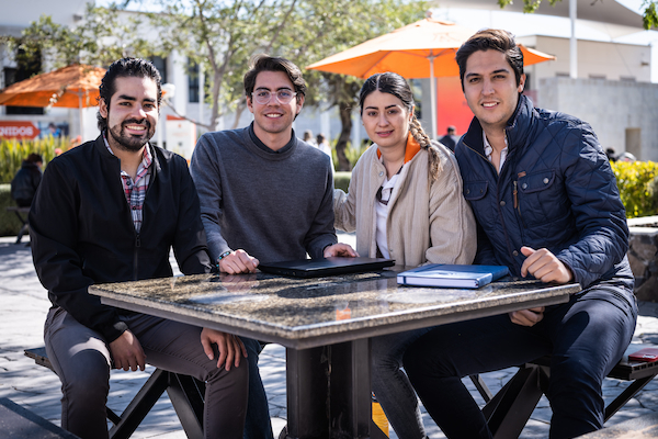 estudiantes de diplomado haciendo networking