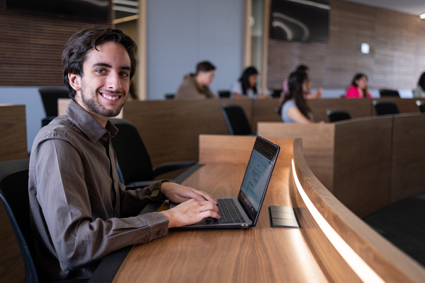 estudiante buscando opciones de intercambio