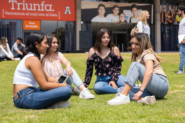 estudiantes de la anahuac sentadas en el pasto 