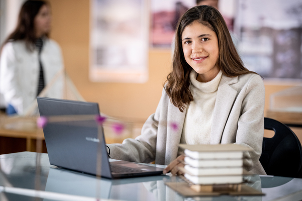 estudiante de posgrado con laptop