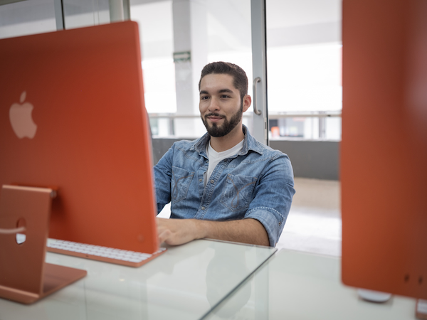 estudiante de la anahuac personalizando su cv 