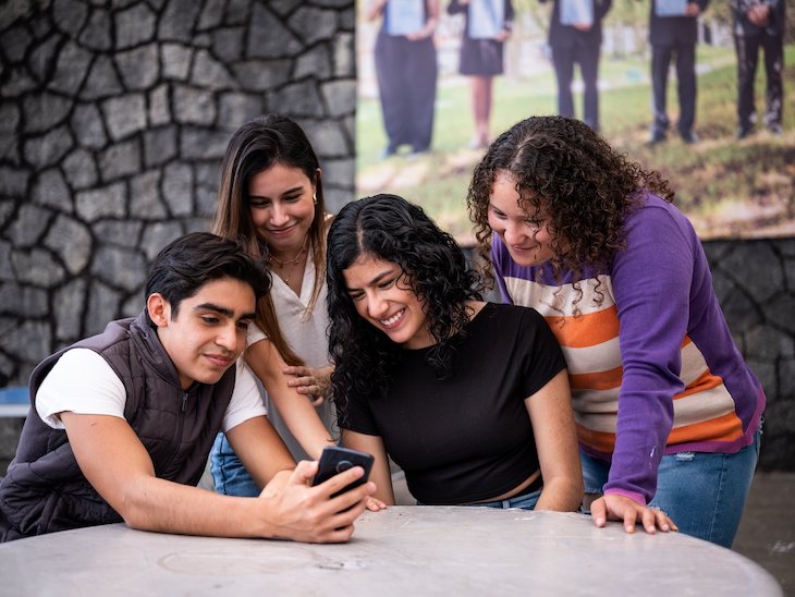 alumnos de la universidad anahuac viendo un celular