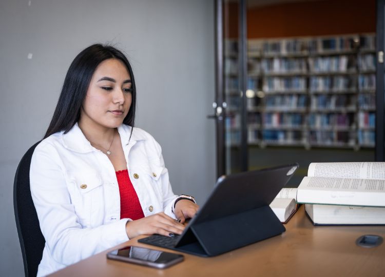 alumna estudiando universidad tablet