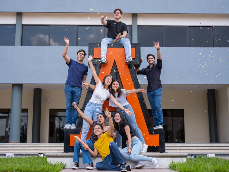 alumnos festejan en monumento anahuac