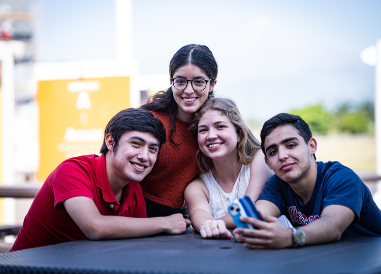 alumnos felices en campus