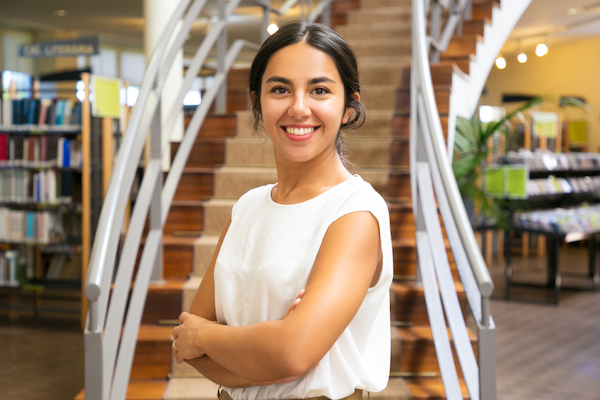 estudiante de posgrado en biblioteca