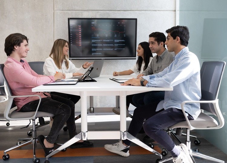 alumnos sala de juntas negocios