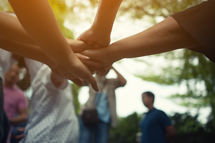 manos de familia que esta en desarrollo familiar