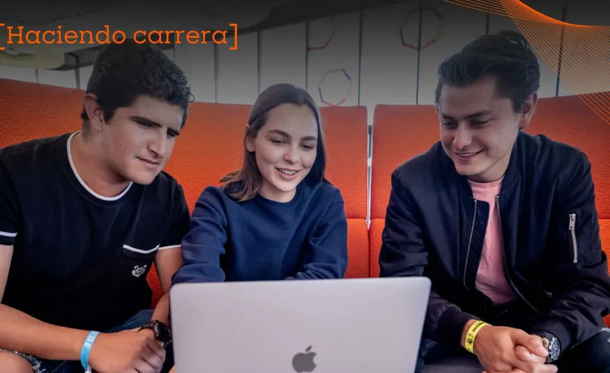 alumnos de la universidad anahuac haciendo networking