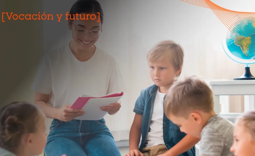 maestra de pedagogia con alumnos 