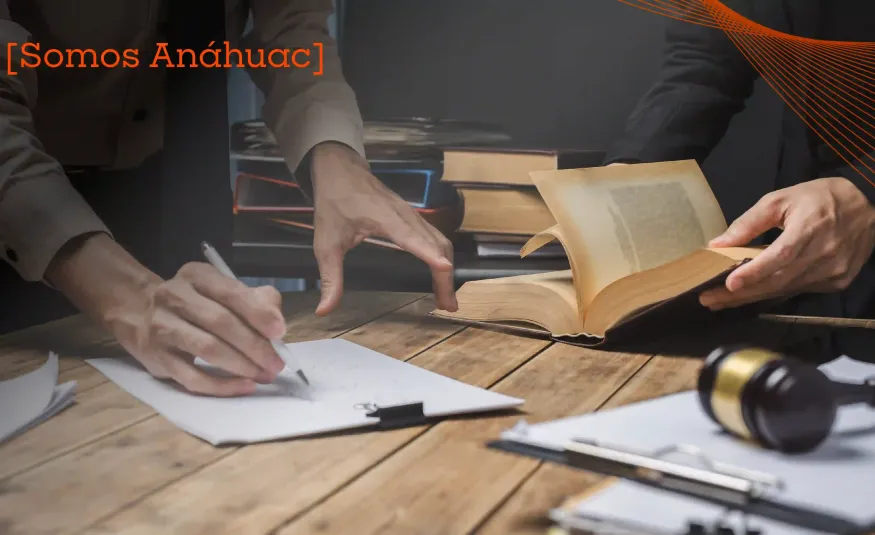 manos de historiadores escribiendo en mesa con libros