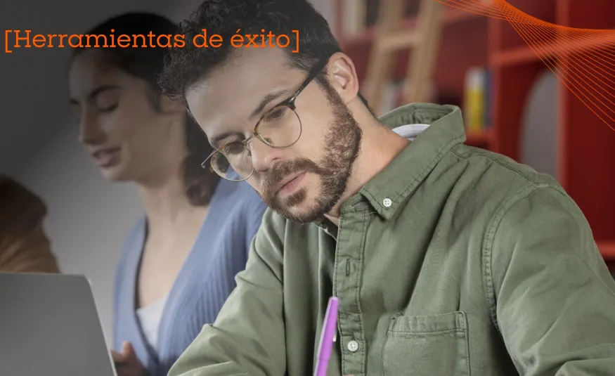 estudiante de doctorado escribiendo 