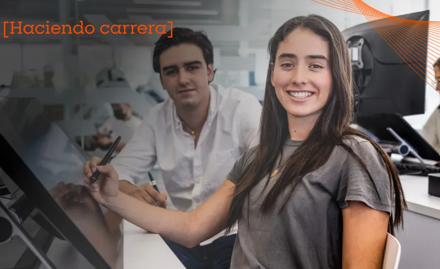alumnos de la anahuac aprendiendo habilidades del futuro en salon de clases 