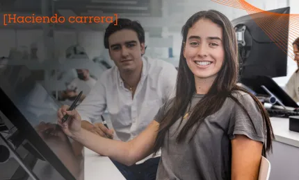 alumnos de la anahuac aprendiendo habilidades del futuro en salon de clases 