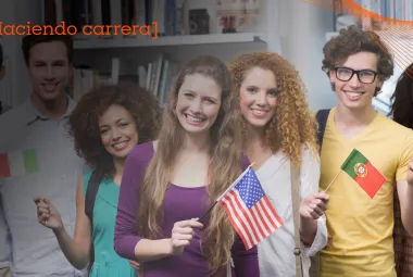 estudiantes internacionales con banderas de su país