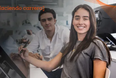 alumnos de la anahuac aprendiendo habilidades del futuro en salon de clases 