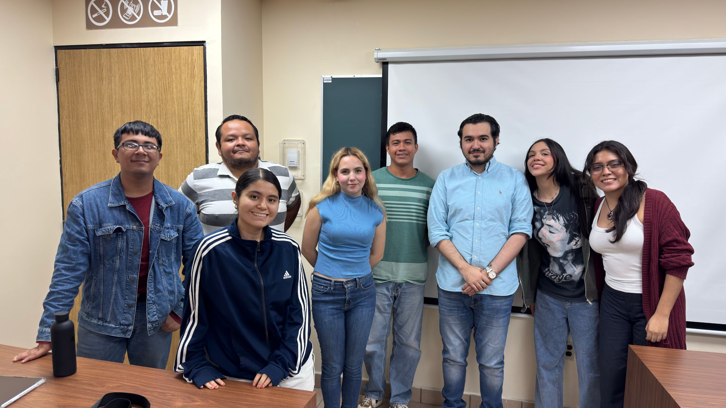 Jóvenes delfines investigadores junto con el Dr. Hugo Velasco y el Mtro. Antonio Pozos