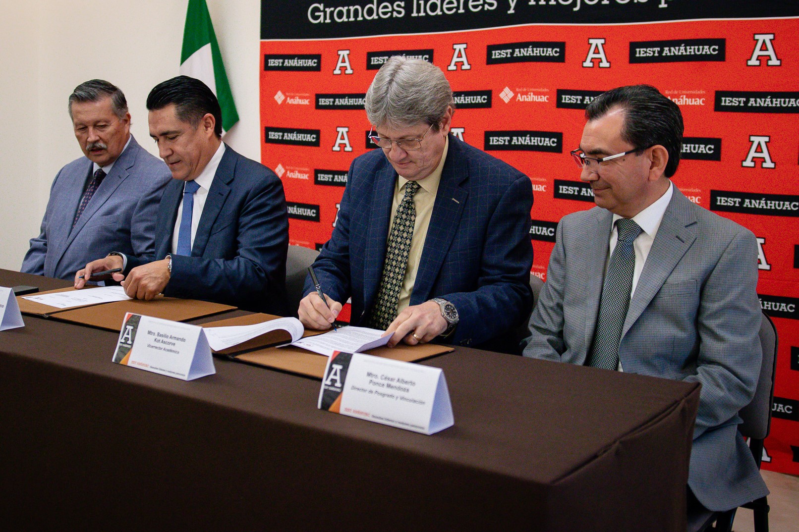 El Vicerrector Académico firma convenio con REDTOX.