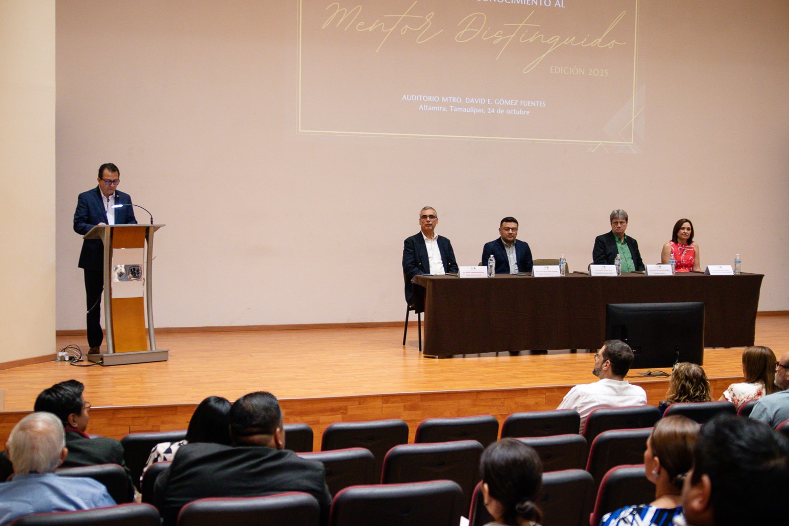 Aspecto del presídium durante el Día de Mentor.