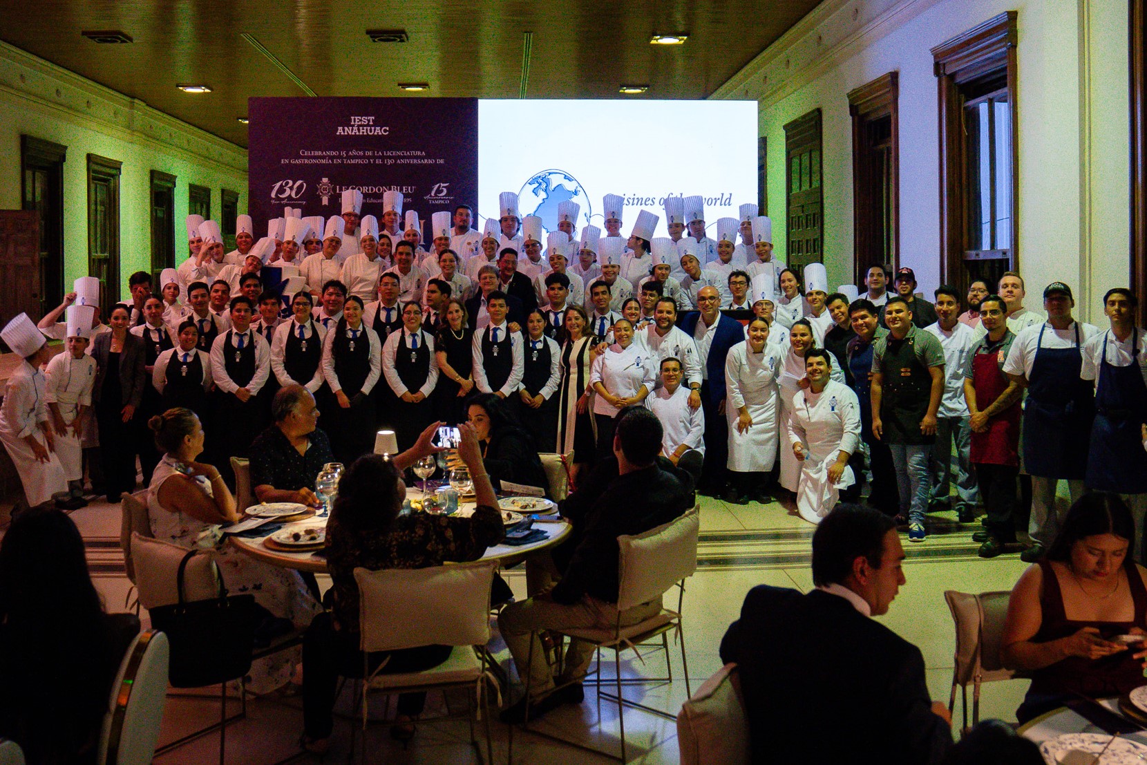 Grupo de alumnos y chefs en el Festín Solidario, en la Aduana Marítima.