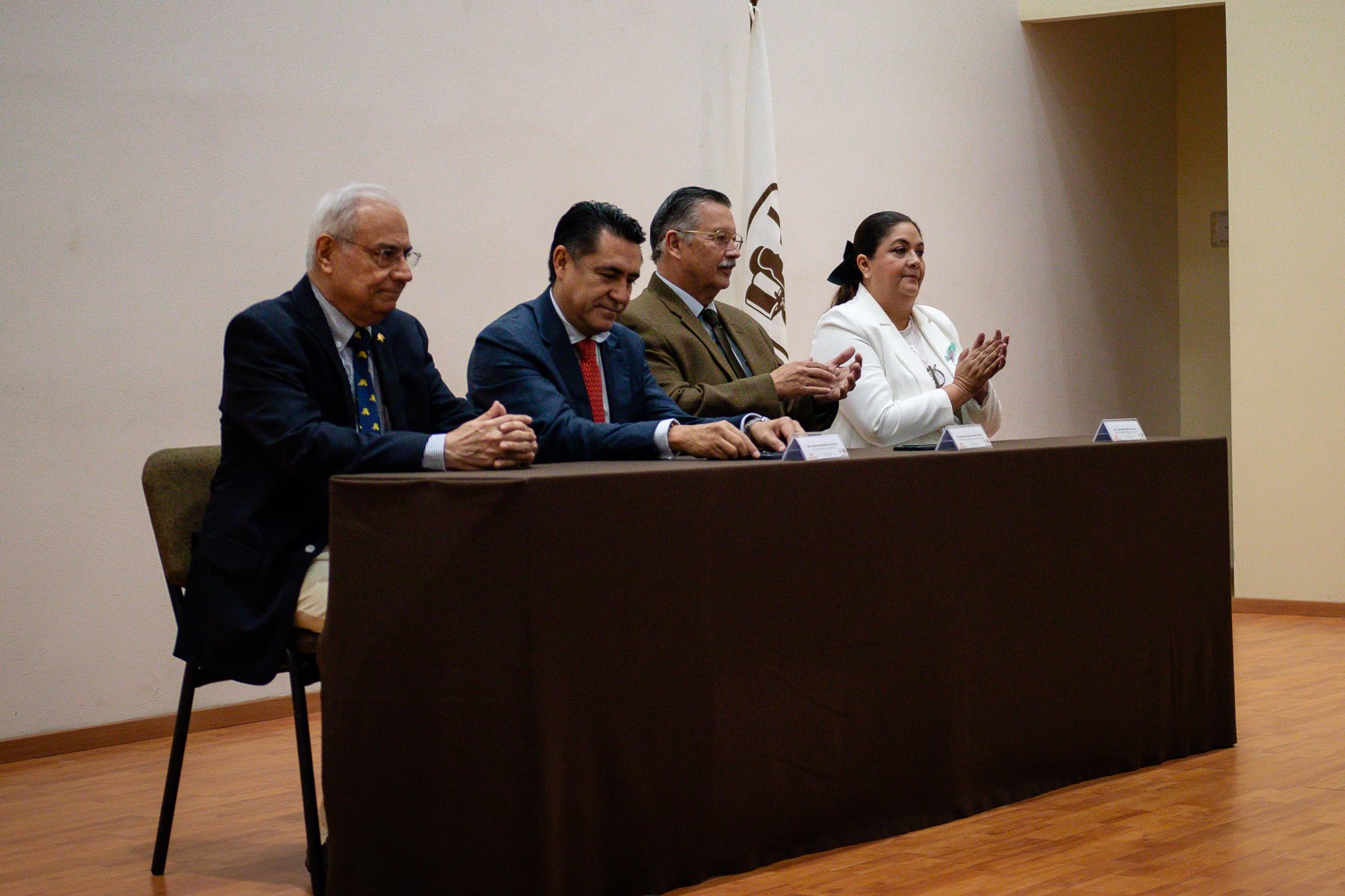 Aspecto del presidium durante al inauguración del simposio de intoxicaciones.