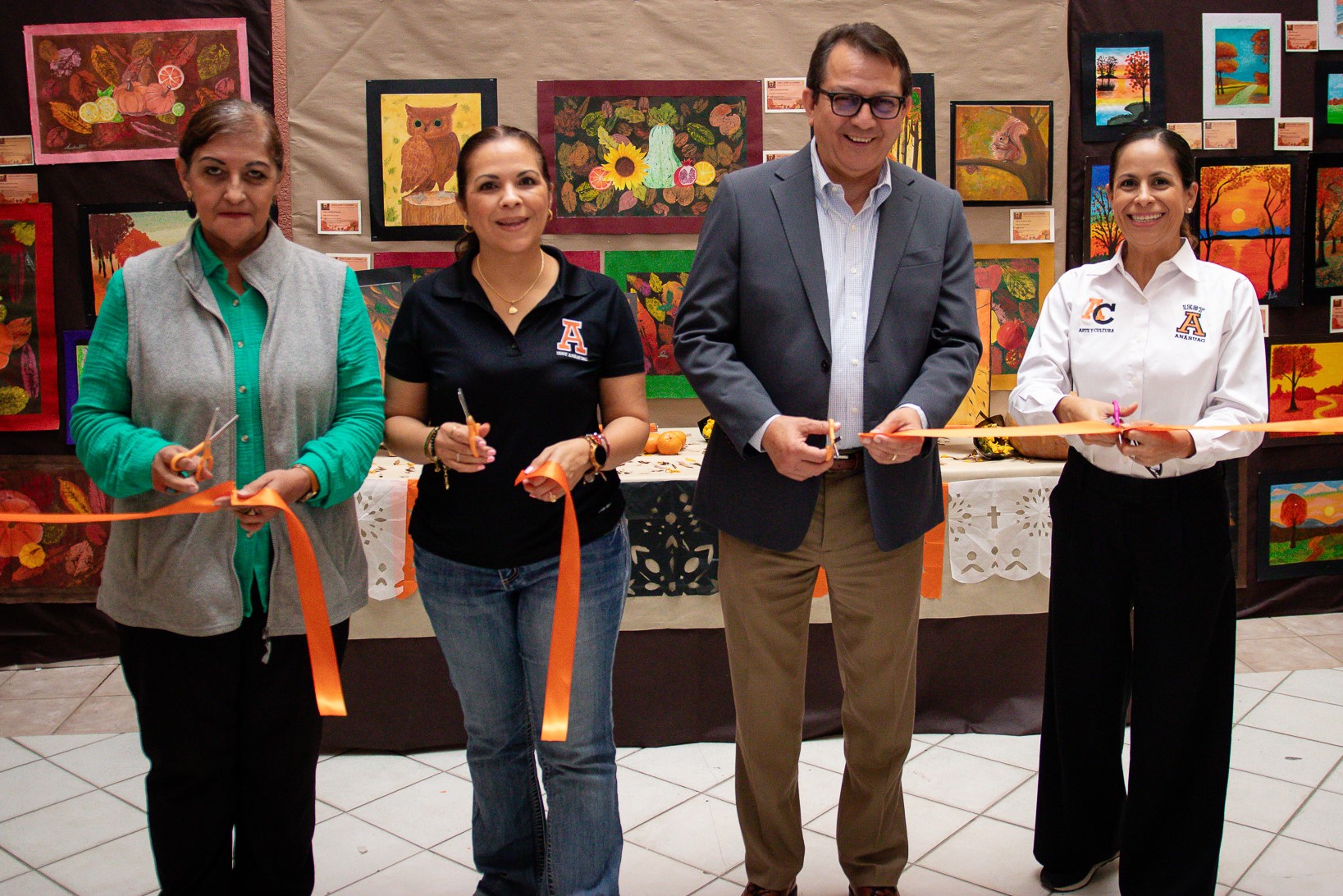 Lupita, Angélica, Germán y Martha cortando el listón de la exposición de Artes Visuales.