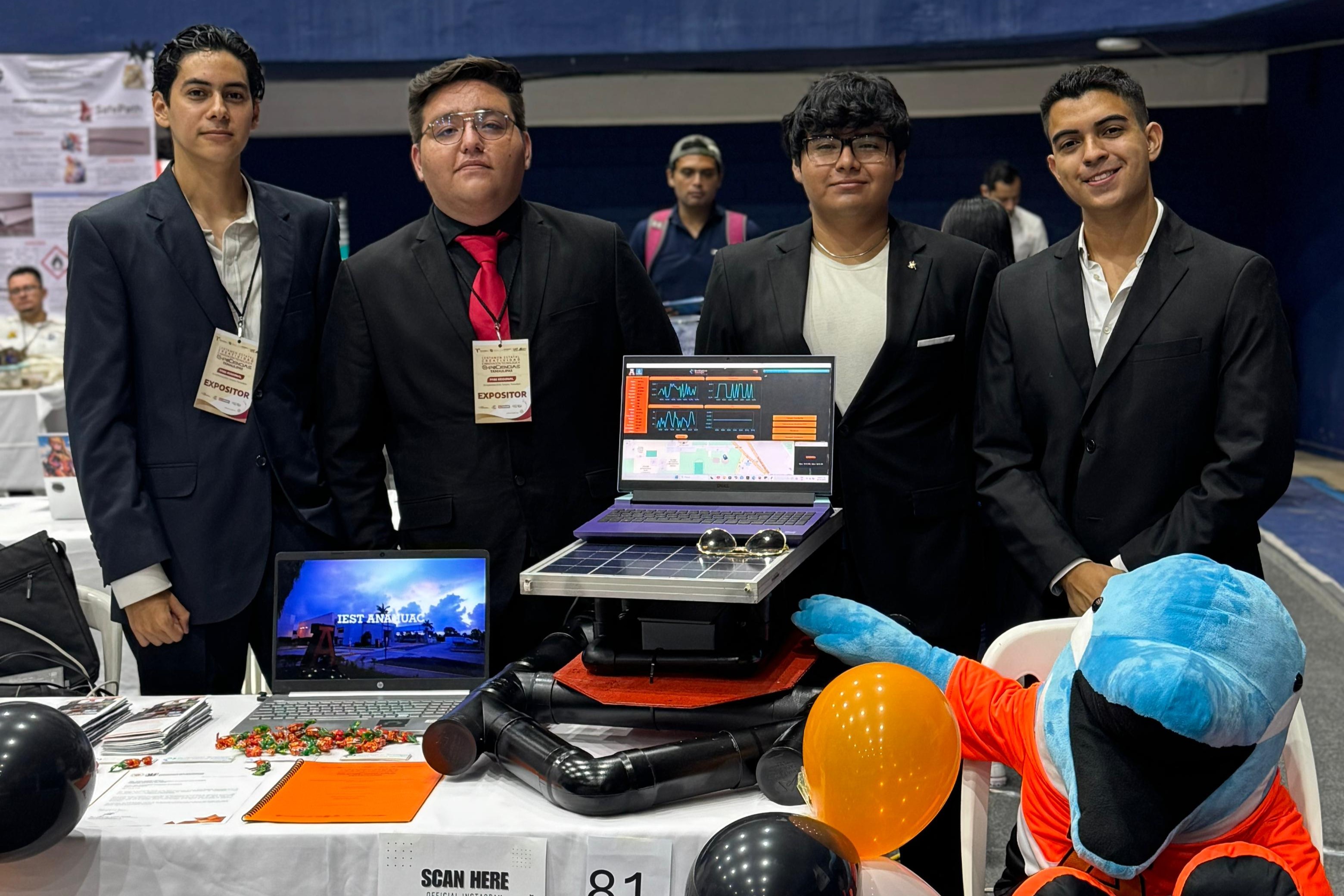 Alumnos integrantes de AQUANOVA en el evento Somos el Cambio Joven.