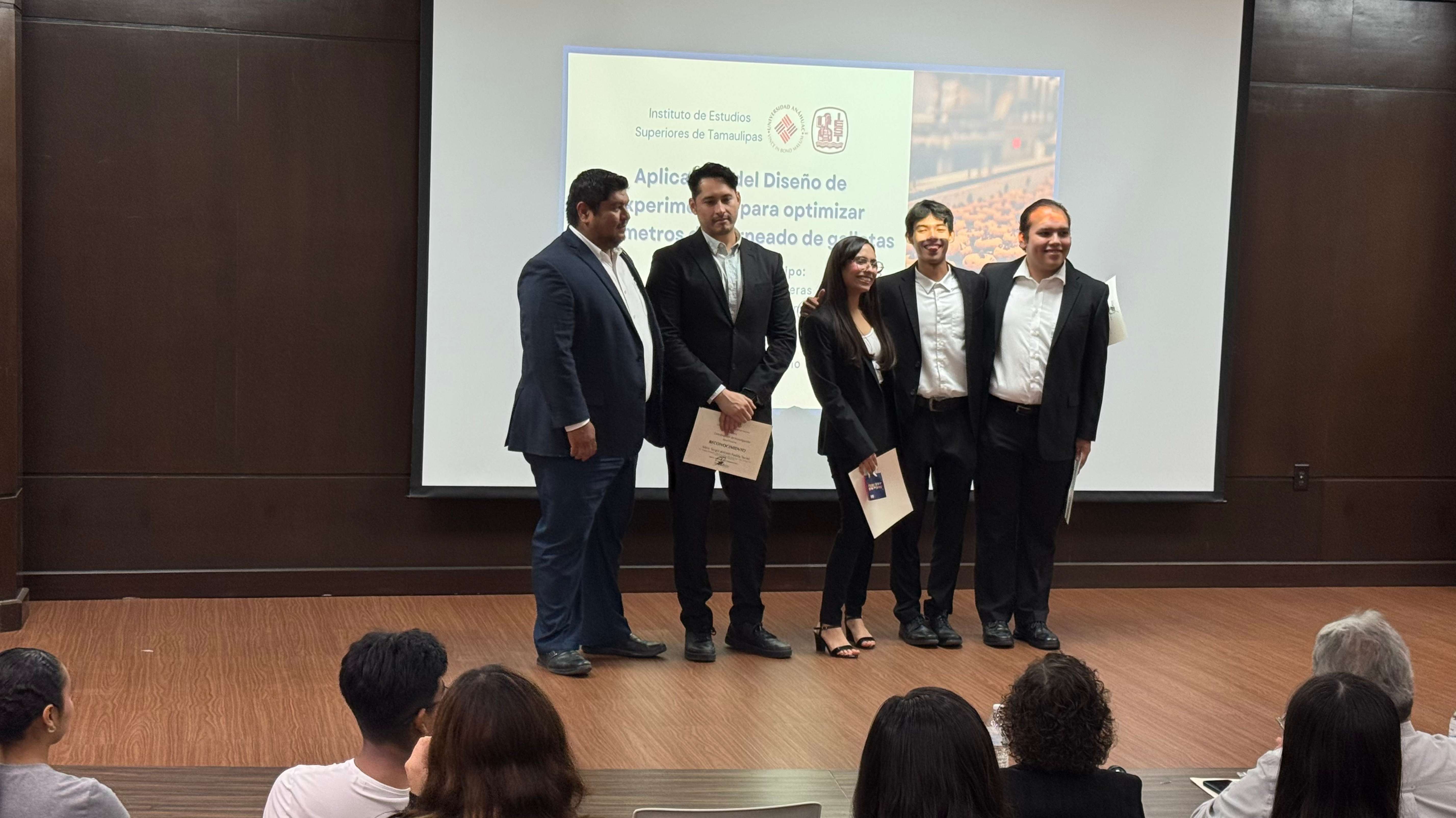 Equipo que destacó que cursan la carrera de Ing. Industrial