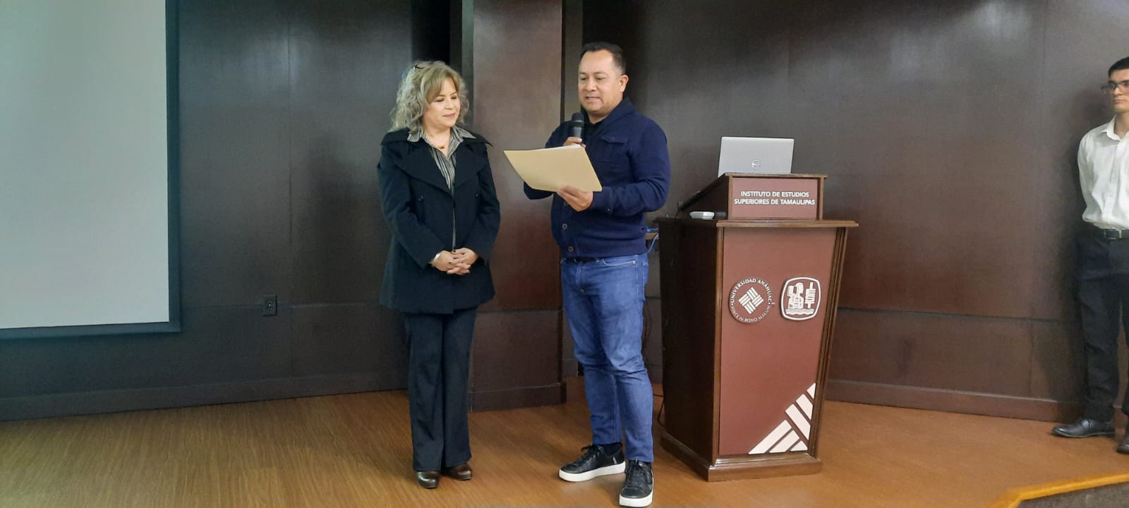 Mtra. Rosa Quevedo y Coordinador de la Lic. en Diseño Grafico