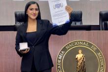 Alumna de Médico Cirujano mostrando su premio.
