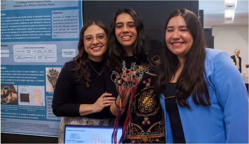 Alumnas de la Licenciatura en Ingeniería Biomédica desarrollaron el prototipo de un dispositivo capaz de valorar la fuerza y los arcos de movimiento ejercidos por la mano