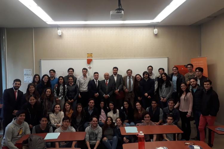 Alumnos de la Facultad de Ingeniería de la Universidad Anáhuac durante las Jornadas de Ingeniería Química 2018