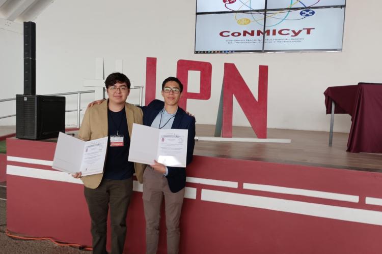 Estudiantes de Ingeniería Biomédica en Congreso Nacional Multidisciplinario de Innovación, Ciencia y Tecnología  