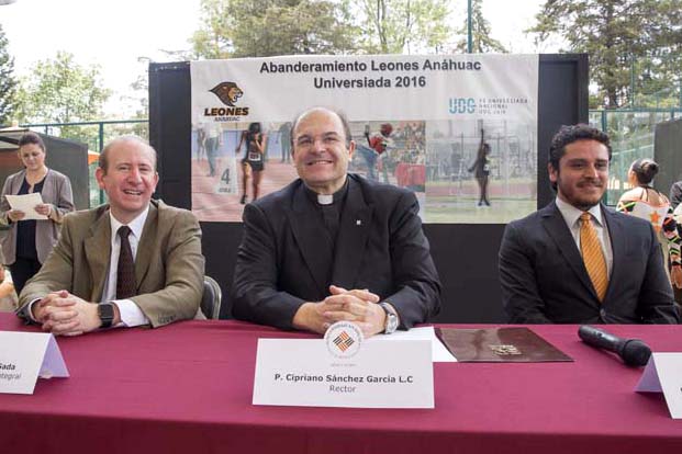 Abanderamiento a atletas de la Universiada