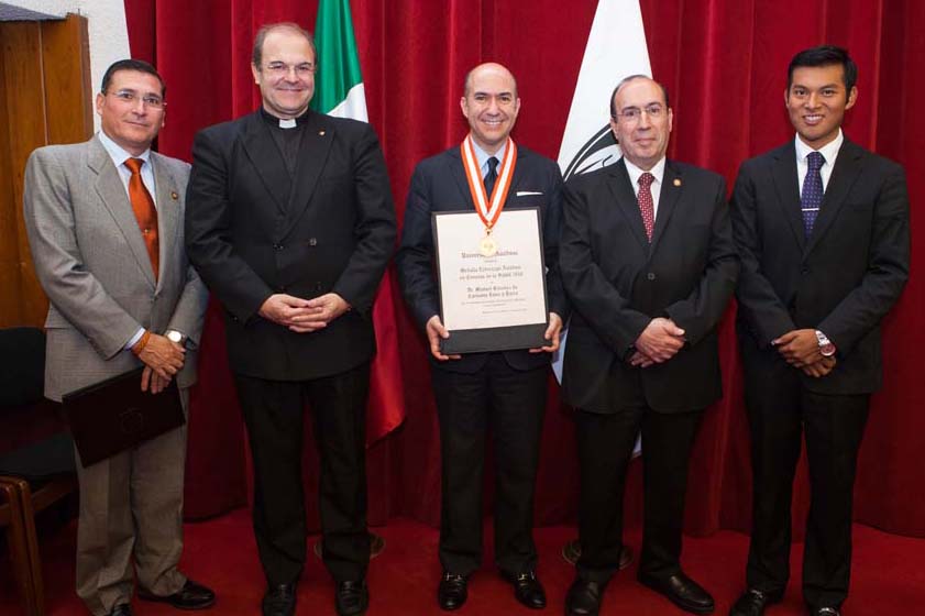 Entrega de la Medalla Liderazgo Anáhuac en Ciencias de la Salud 2016