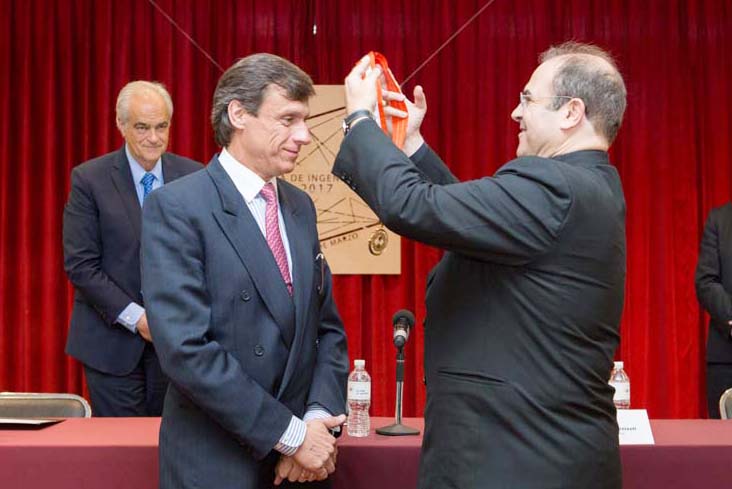 Entrega de la Medalla Liderazgo Anáhuac en Ingeniería a Jaime Cámara