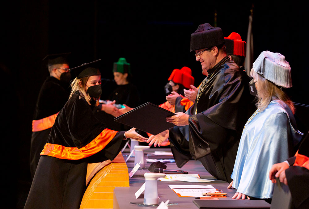 Ceremonia solemne de imposición de grados de maestría y doctorado