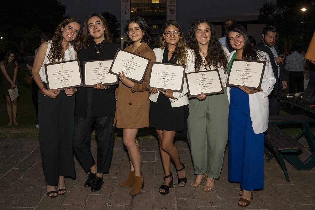 Premios a la Excelencia, hombres y mujeres dispuestos a alcanzar sus sueños 