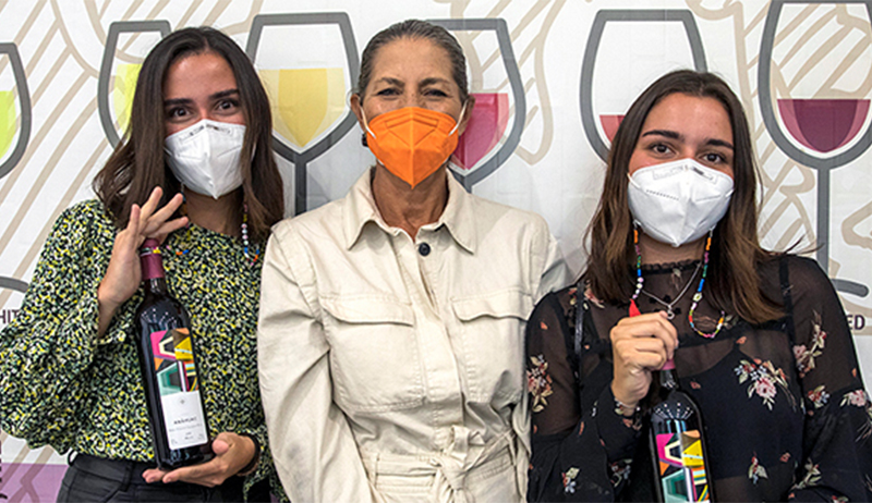 Alumnas de Diseño elaboran la etiqueta del Vino Anáhuac cosecha 2018