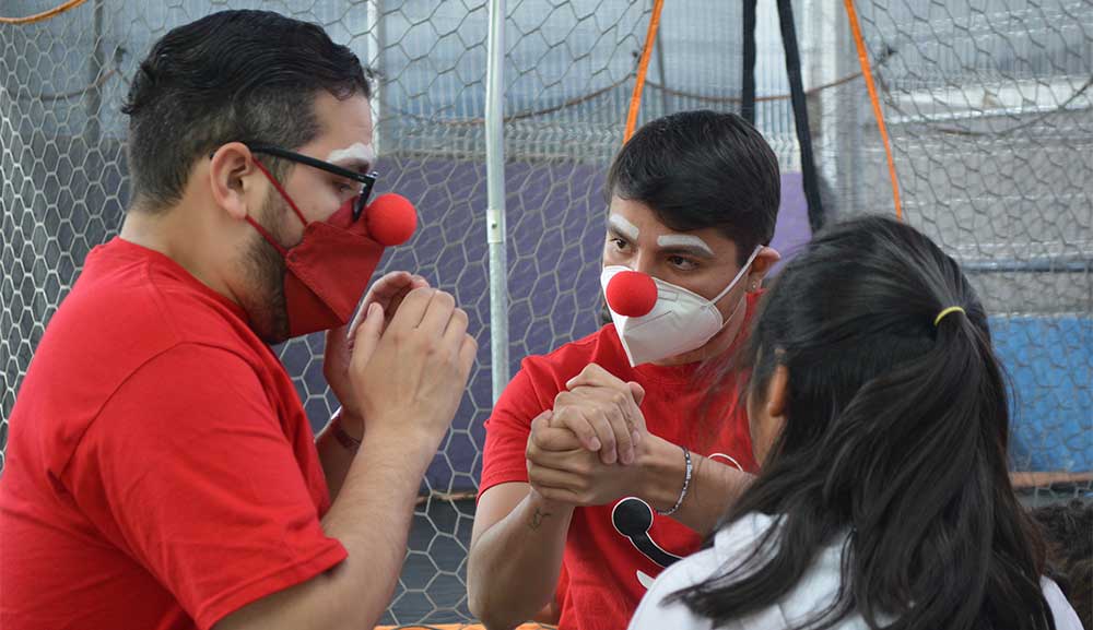 Alumnos se capacitan para contagiar alegría con los niños que están hospitales