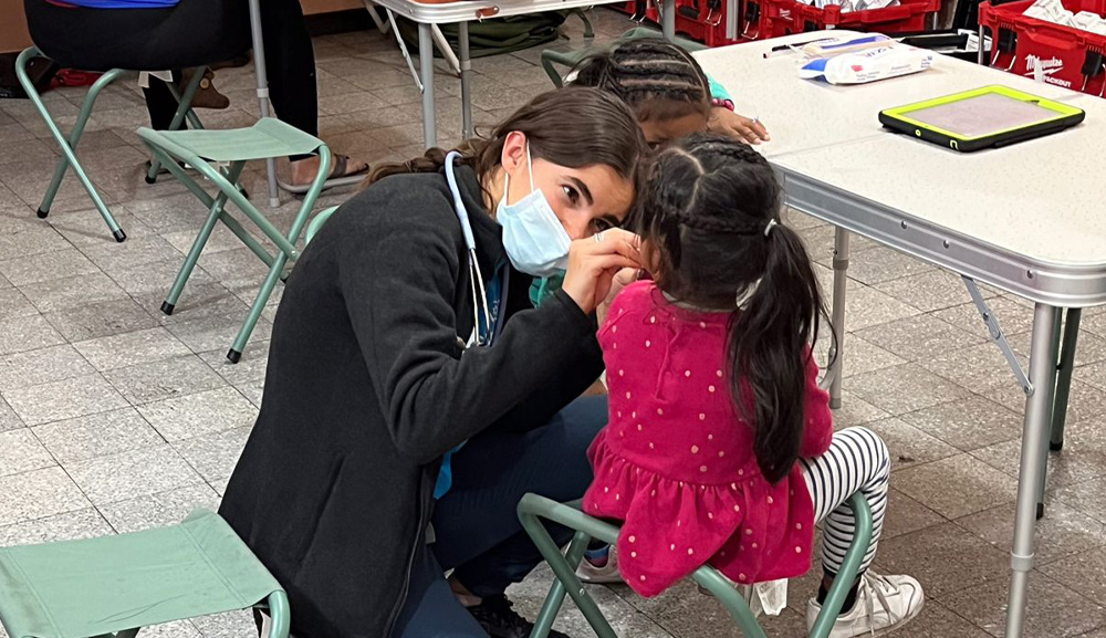 Médicos pasantes del CADEBI participan en Brigada Médica para migrantes