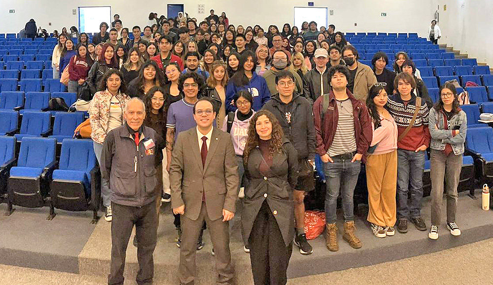 El Dr. Alberto Castilla imparte conferencia sobre fertilidad a alumnos de la UAEH