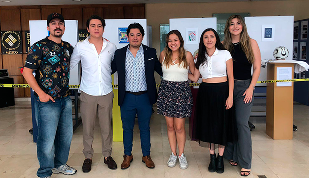 Alumnos de la Facultad de Comunicación organizan exposición “Los balones a través de los mundiales”