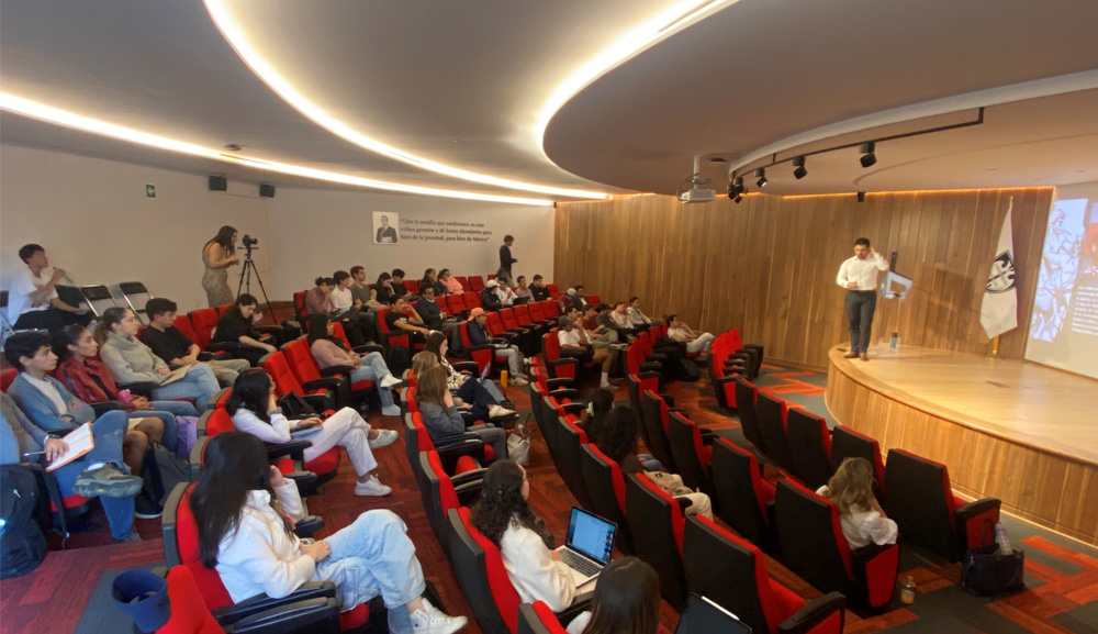 Abraham Karim González imparte la conferencia “Caminando las batallas de la historia: la experiencia humana en las Guerras Médicas”