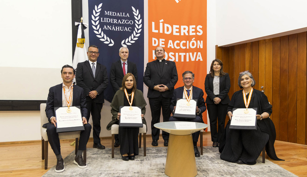 Rector Cipriano Sánchez García presents the Anáhuac Leadership Medal 2025 to distinguished graduates at the North Campus Auditorium