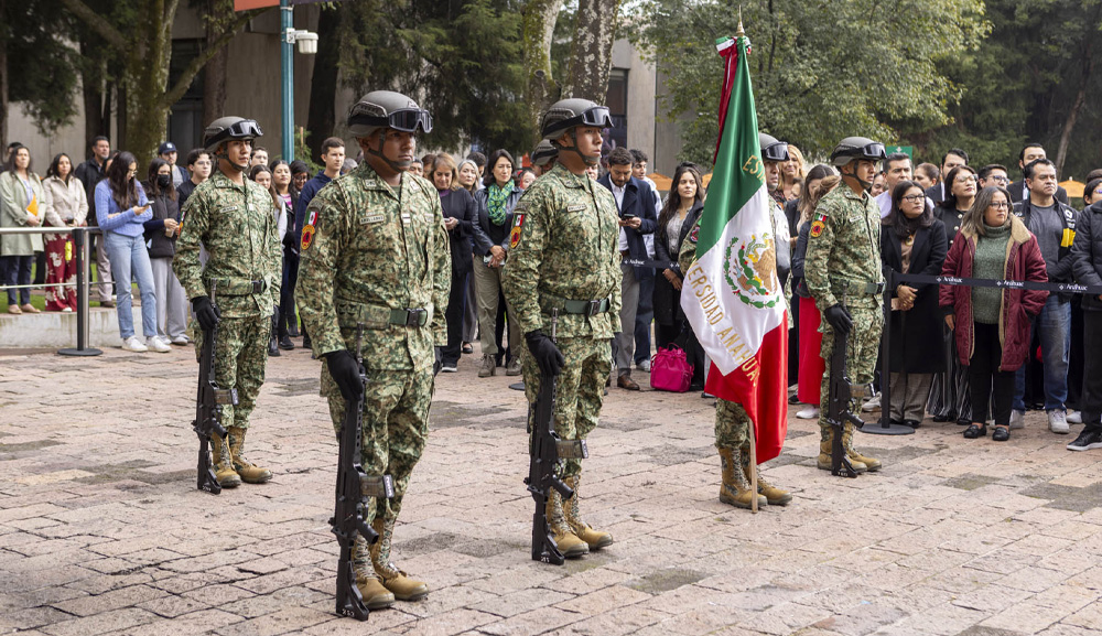 La Universidad Anáhuac México y la DEFENSA fortalecen valores cívicos con honores a la bandera y exposición militar